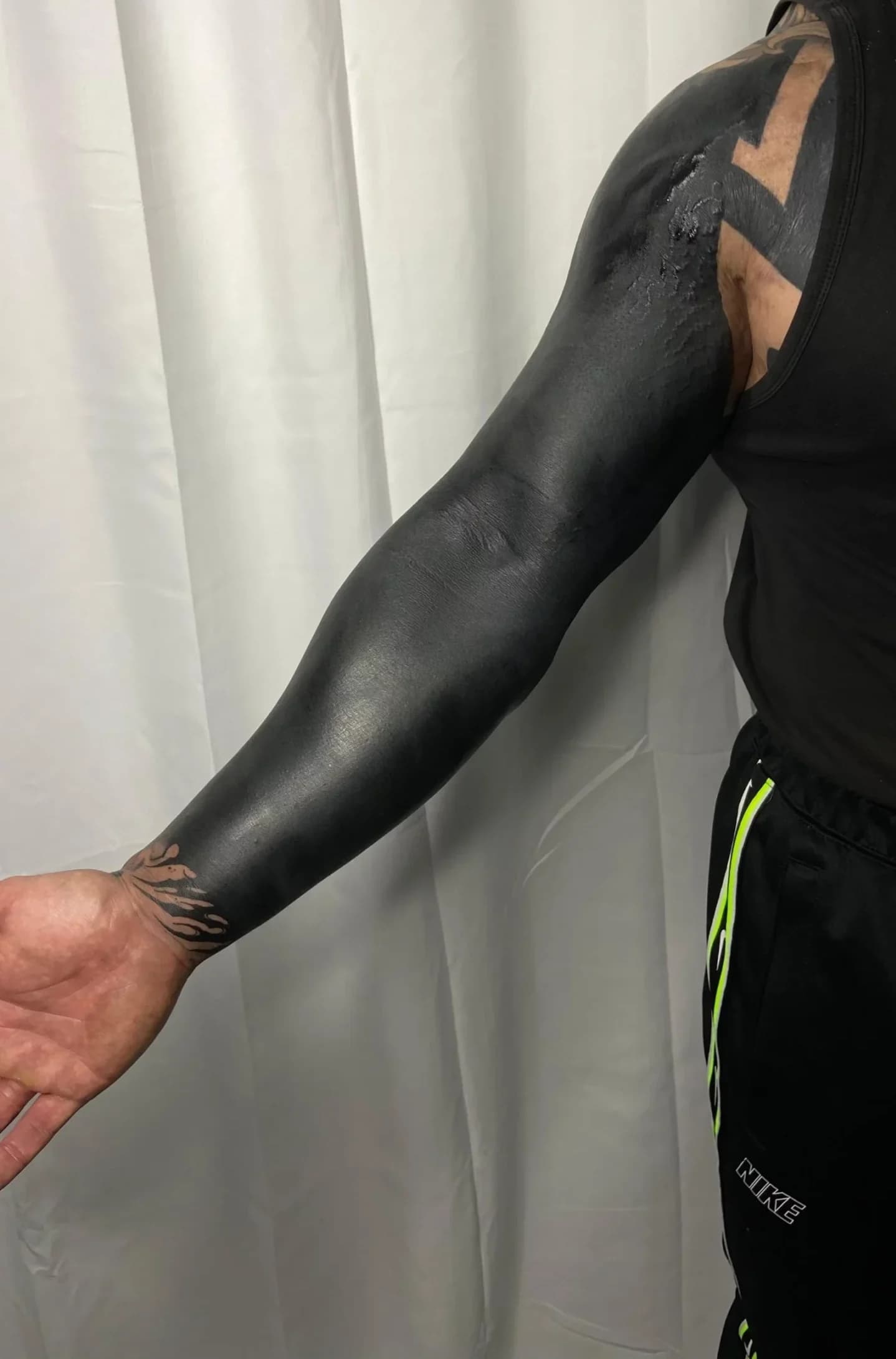 Tatuaje estilo Blackout en Barcelona