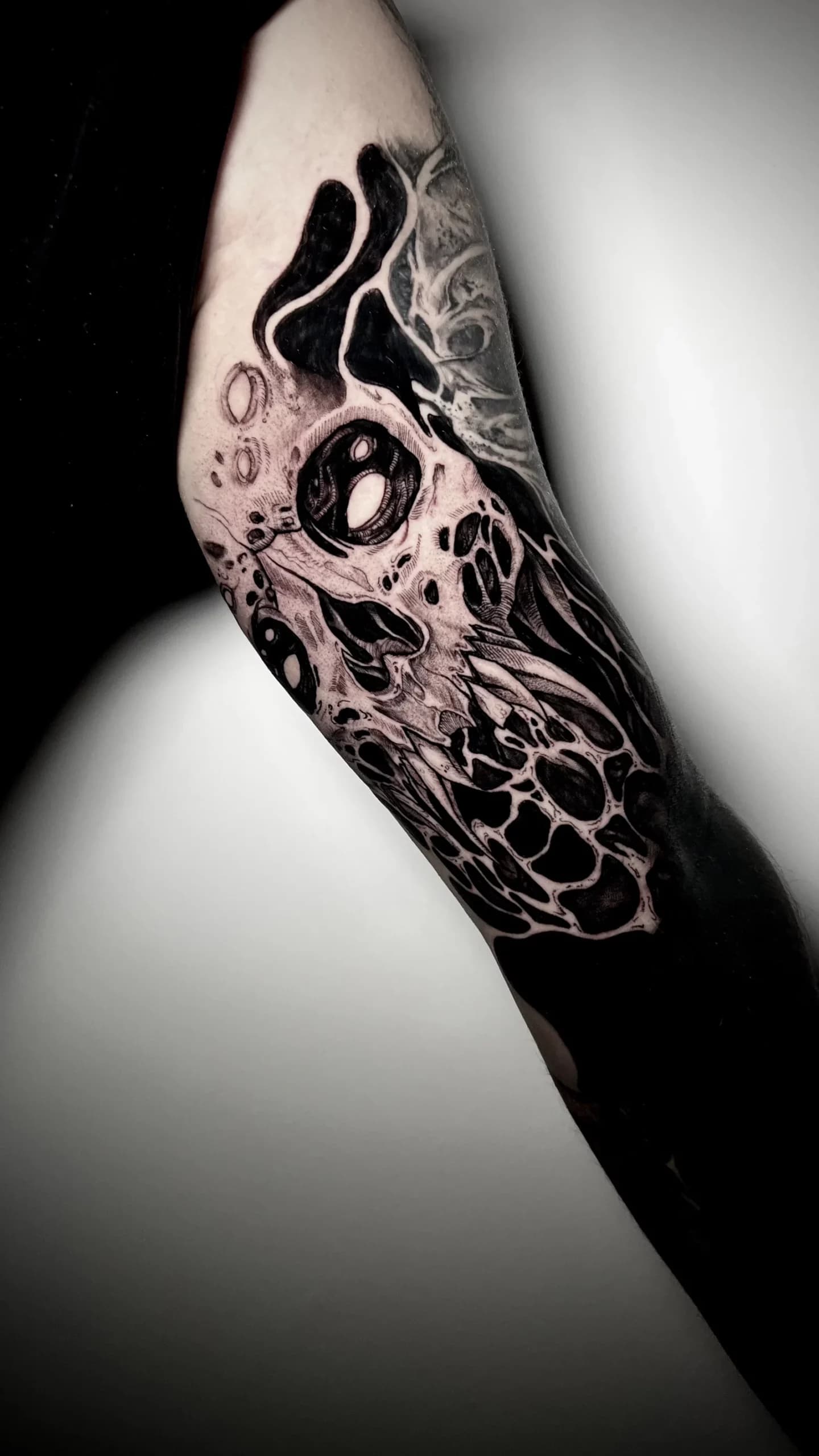 Retrato de Daniel Moreno, tatuador en Utopía Tattoo Barcelona