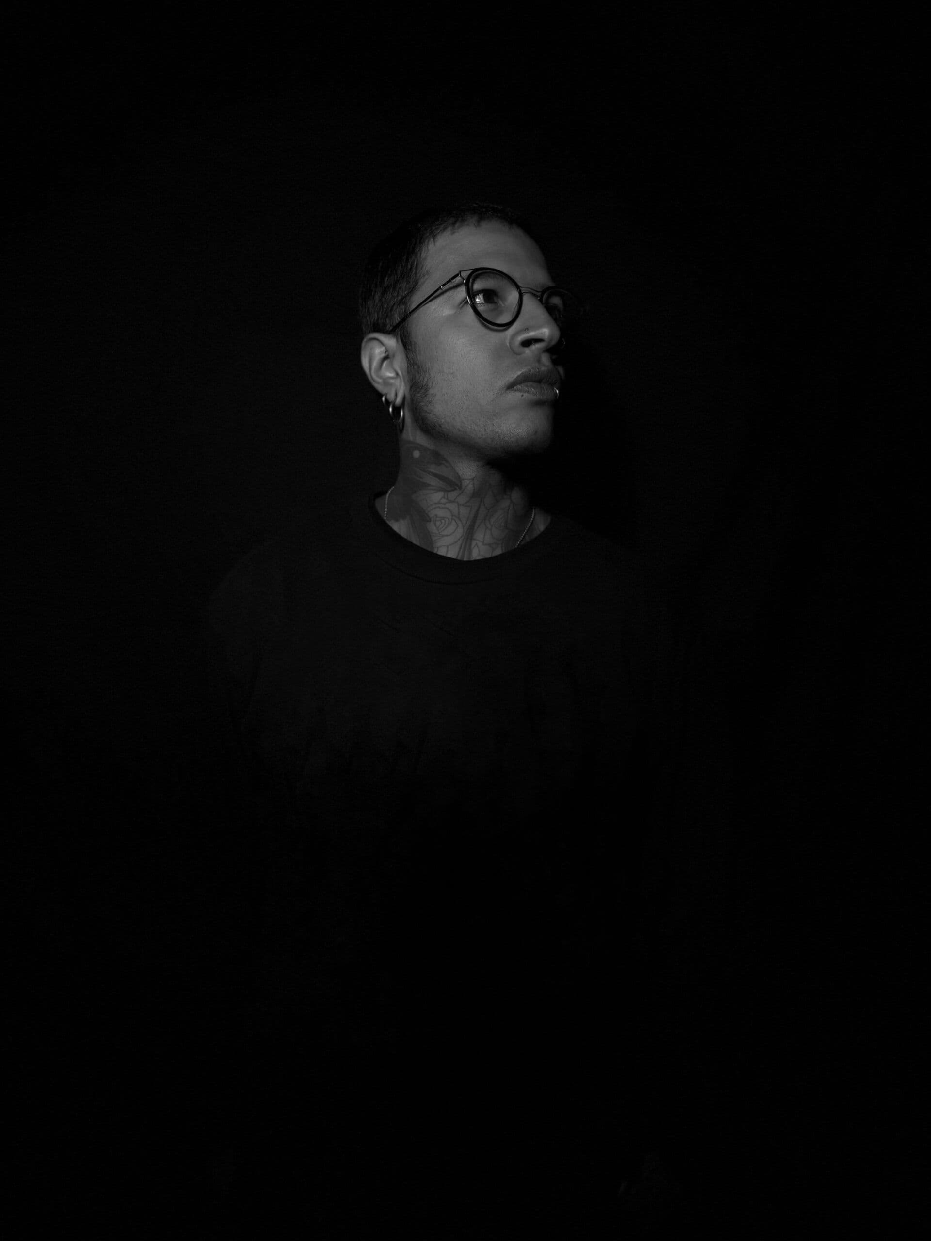 Retrato de Criker, tatuador en Utopía Tattoo Barcelona