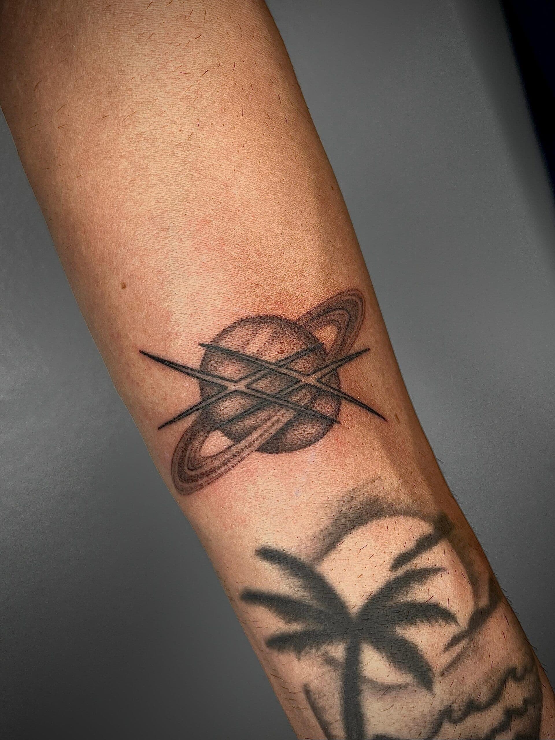Retrato de Cris Handpoke, tatuador en Utopía Tattoo Barcelona